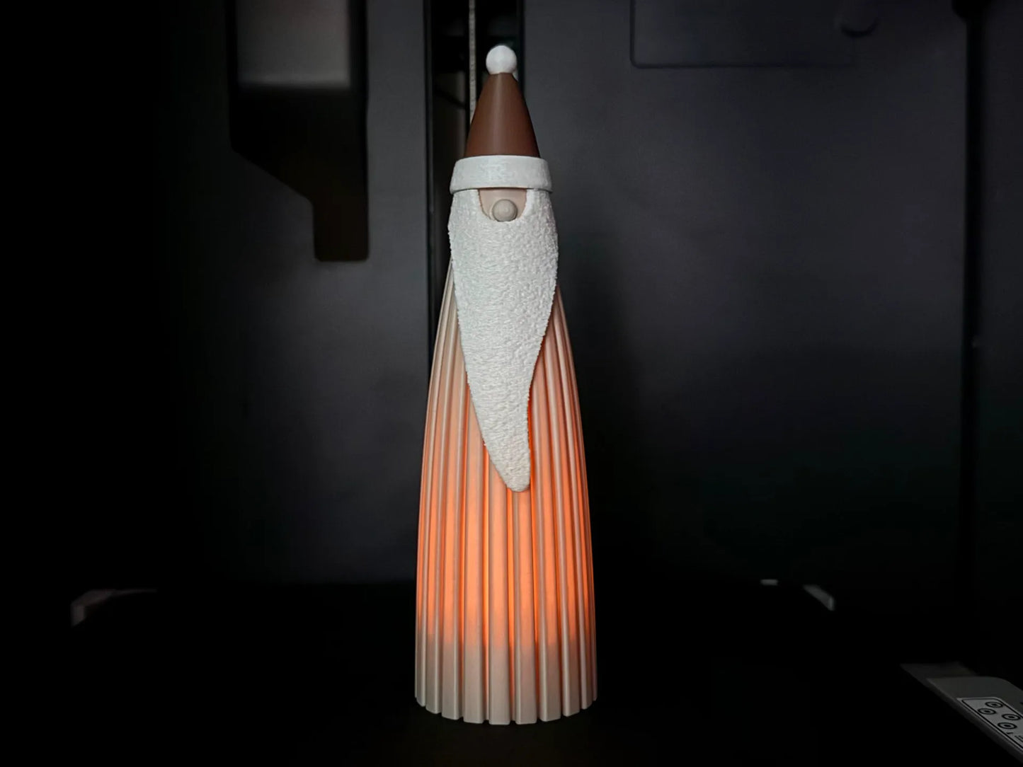 Modern minimalistisk jultomte med ljus